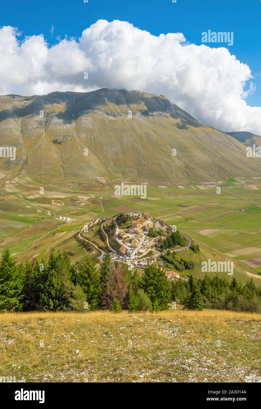 Castelluccio Di Norcia, 2019 (Umbrien, Italien) - Die berühmte Landschaft Hochland der Sibillinischen Berge, während der Herbst mit den kleinen Stone Village Stockfoto
