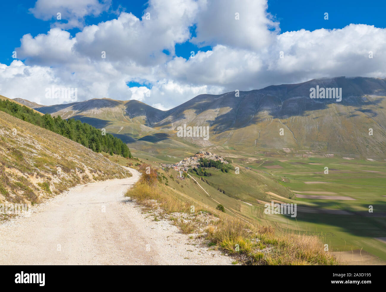 Castelluccio Di Norcia, 2019 (Umbrien, Italien) - Die berühmte Landschaft Hochland der Sibillinischen Berge, während der Herbst mit den kleinen Stone Village Stockfoto