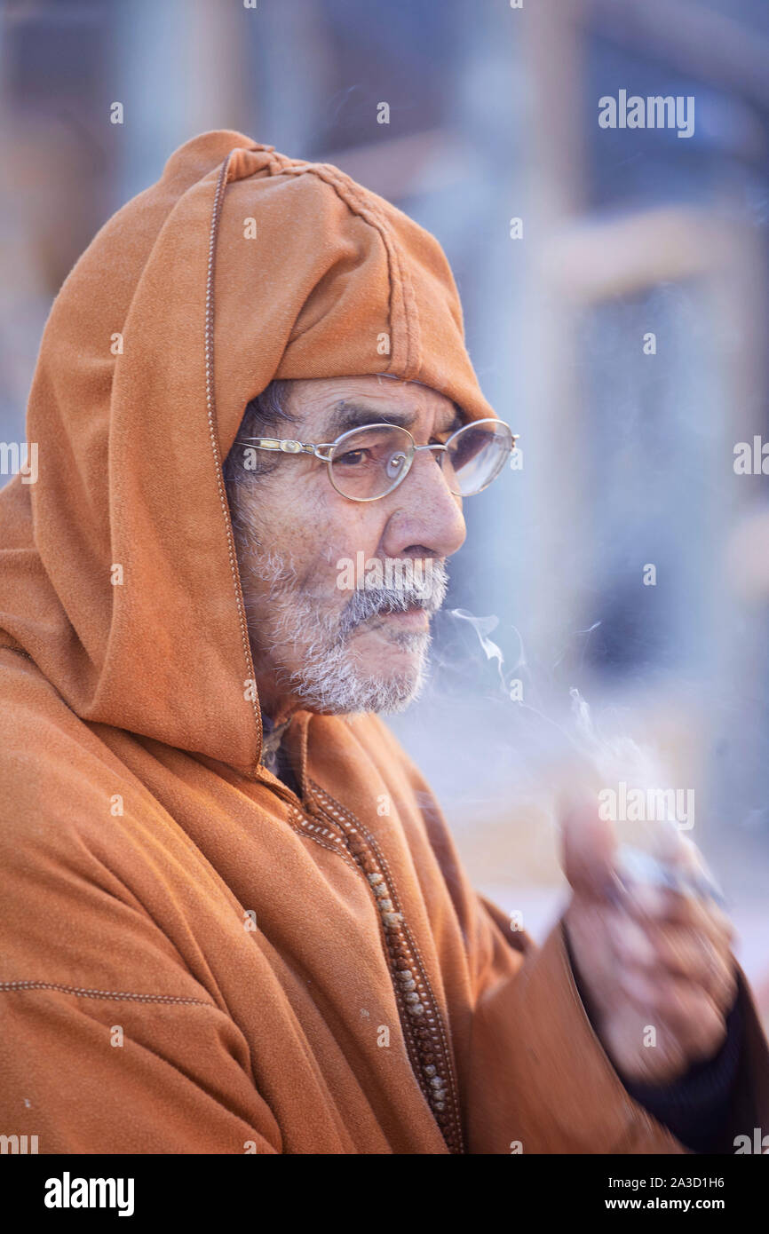 Maroc Fez alte Mann Menschen rauchen auf der Straße 8-12-2017 Foto Jaco Klamer Stockfoto