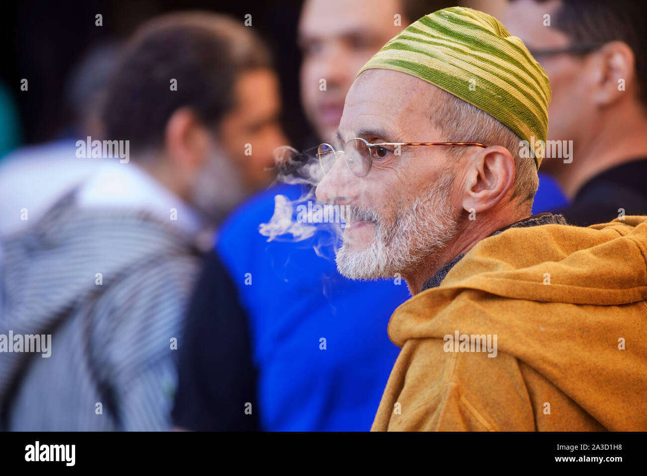 Maroc Fez alte Mann Menschen rauchen auf der Straße 8-12-2017 Foto Jaco Klamer Stockfoto
