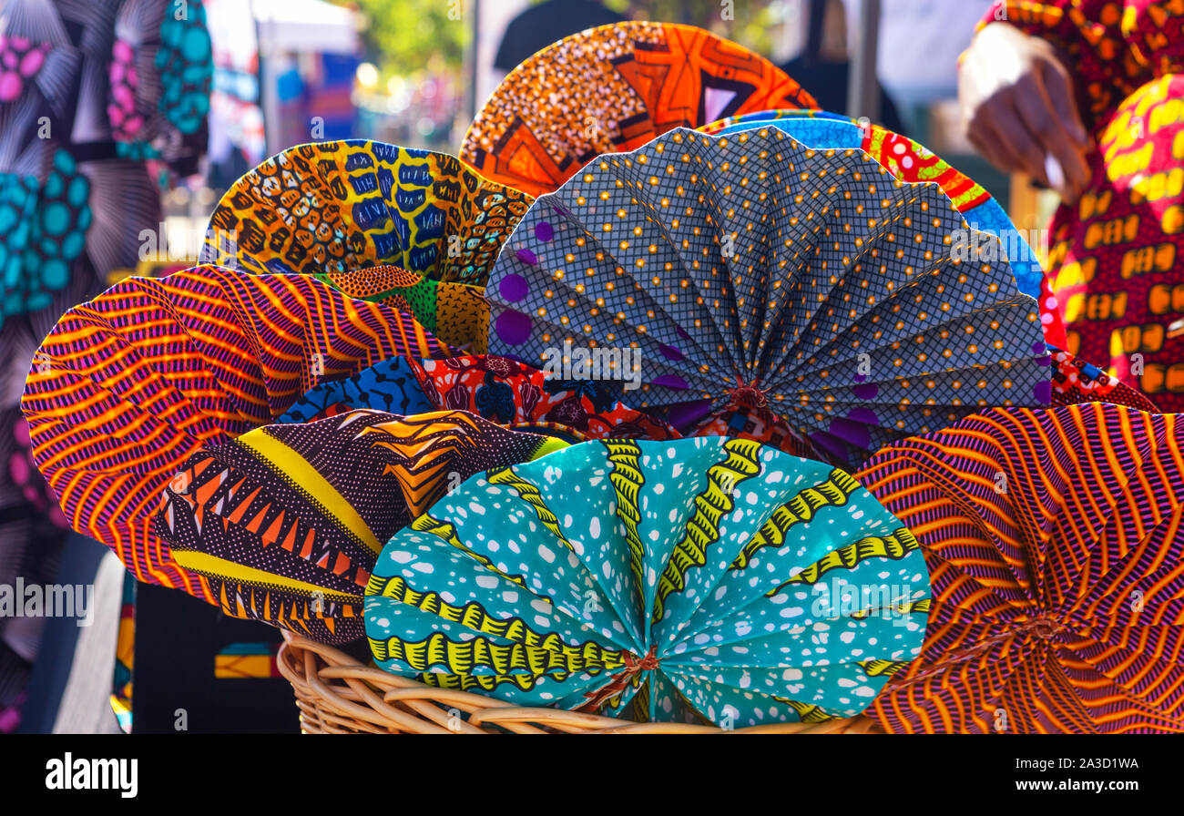 Lebendige farbige Lüfter vom Westafrikanischen Stoff für den Verkauf am lokalen Markt Stockfoto Lebendige farbige Lüfter vom Westafrikanischen Stoff für den Verkauf am lokalen Markt Stockfoto