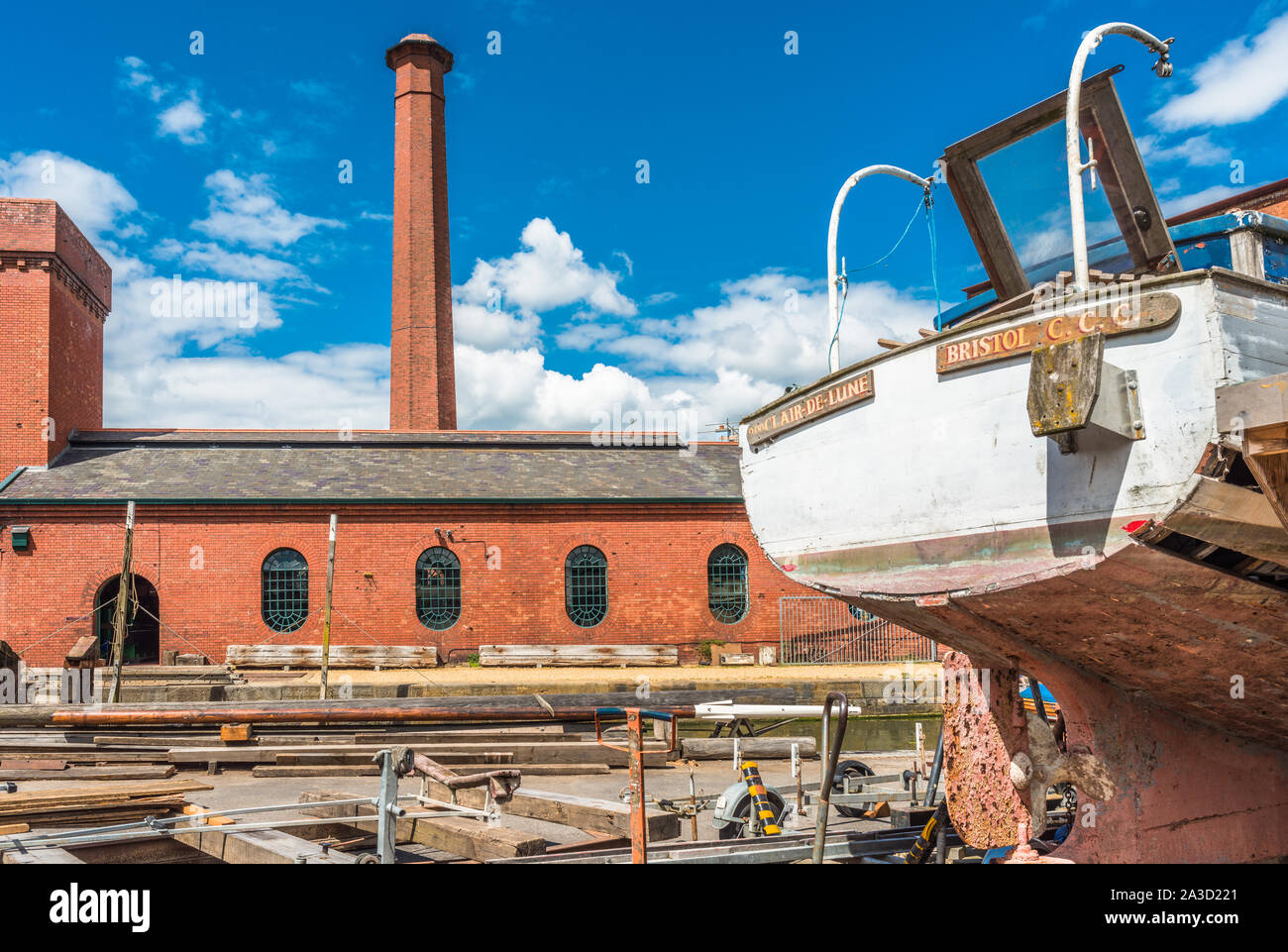 Schwimmenden Hafen an Underfall Yard mit viktorianischen Pump Room, Bristol, Avon, England, UK. Stockfoto