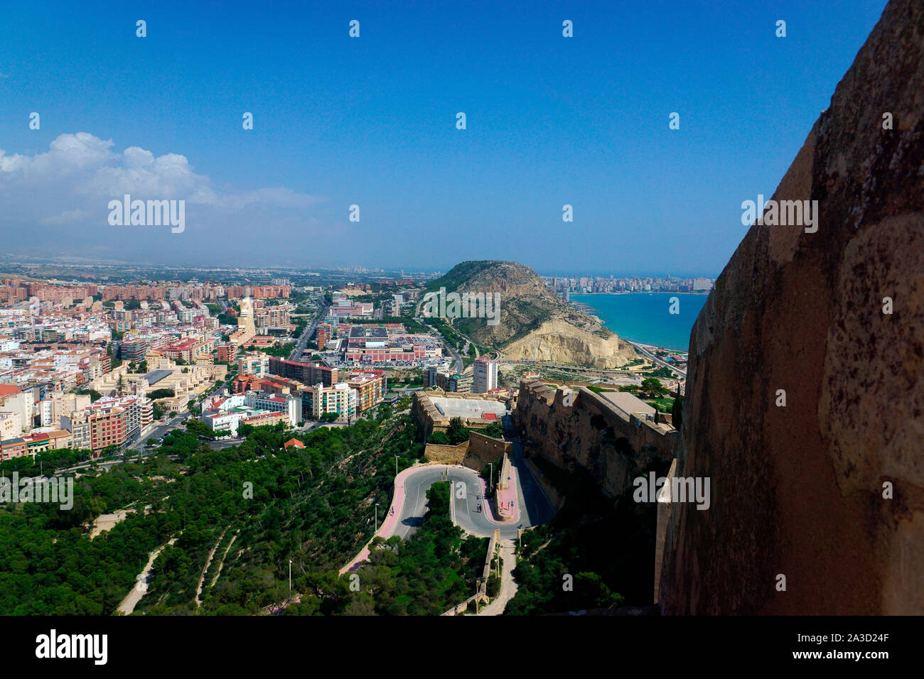 Die Stadt Alicante VON DER BURG SANTA BARBARA. Stockfoto