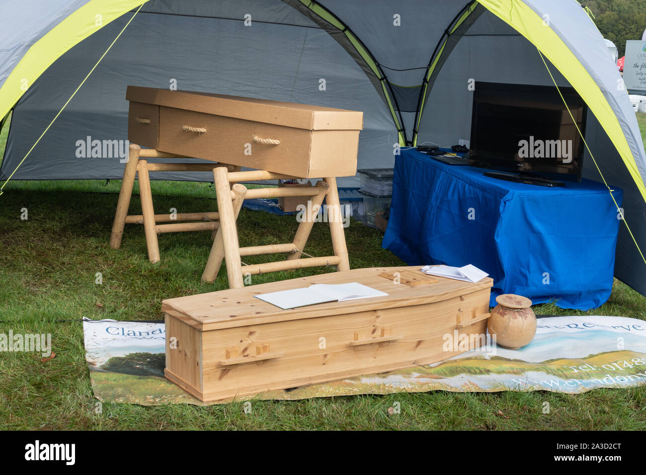 Einfache Holz- und Pappe Särge auf dem Display für natürliche Beerdigung bei einer Show, Großbritannien Stockfoto