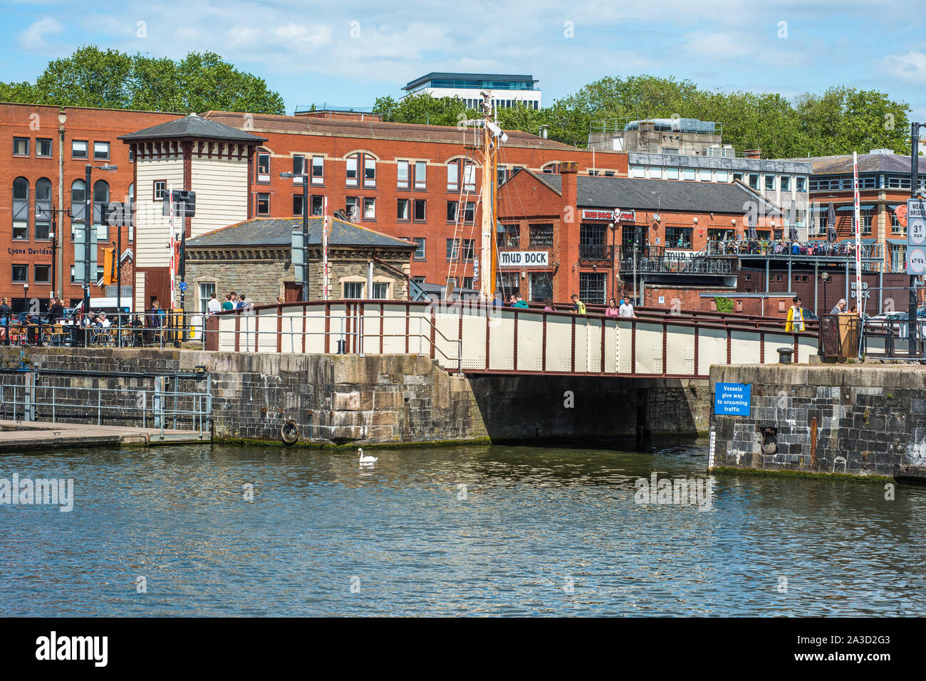 Prince Street Swing Bridge, Bristol, Beitritt Wapping Wharf an der Altstadt. Gebaut 1879. Avon. England, UK. Stockfoto