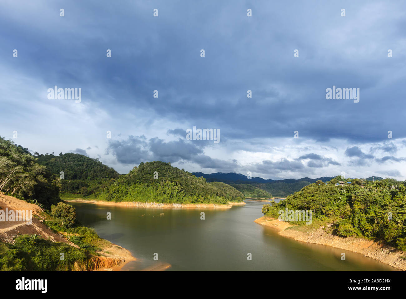 Grüner See und schönen blauen Himmel in Betong, Yala, Thailand Stockfoto