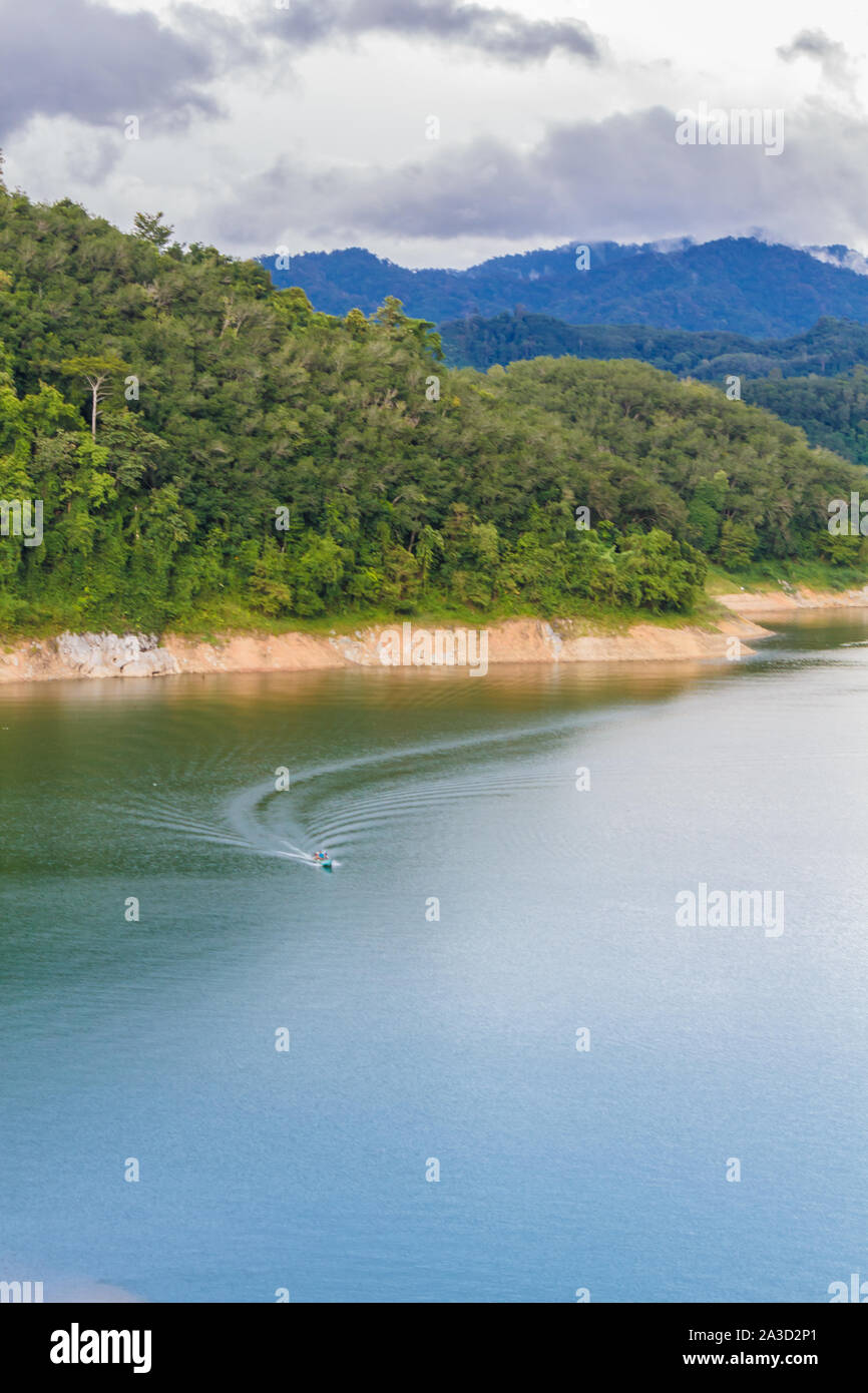 Grüner See und schönen blauen Himmel in Betong, Yala, Thailand Stockfoto