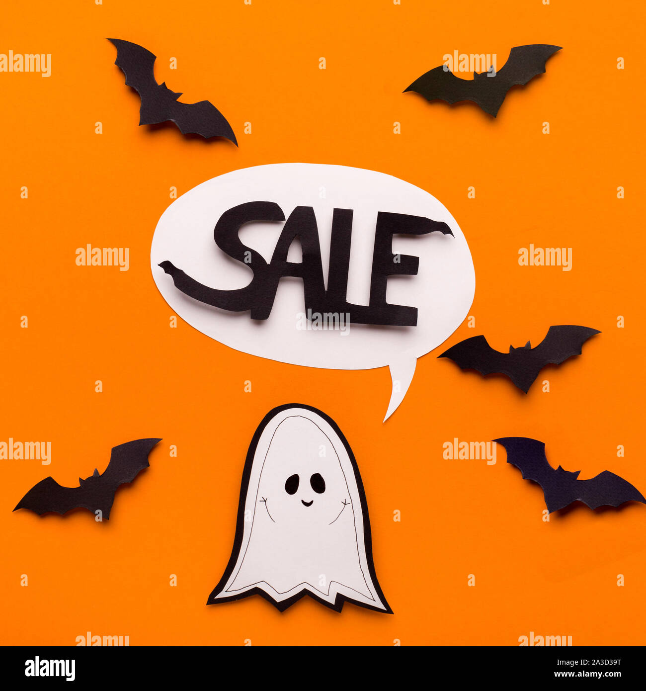 Halloween Gespenst und Sprechblasen mit Text auf Orange Stockfoto