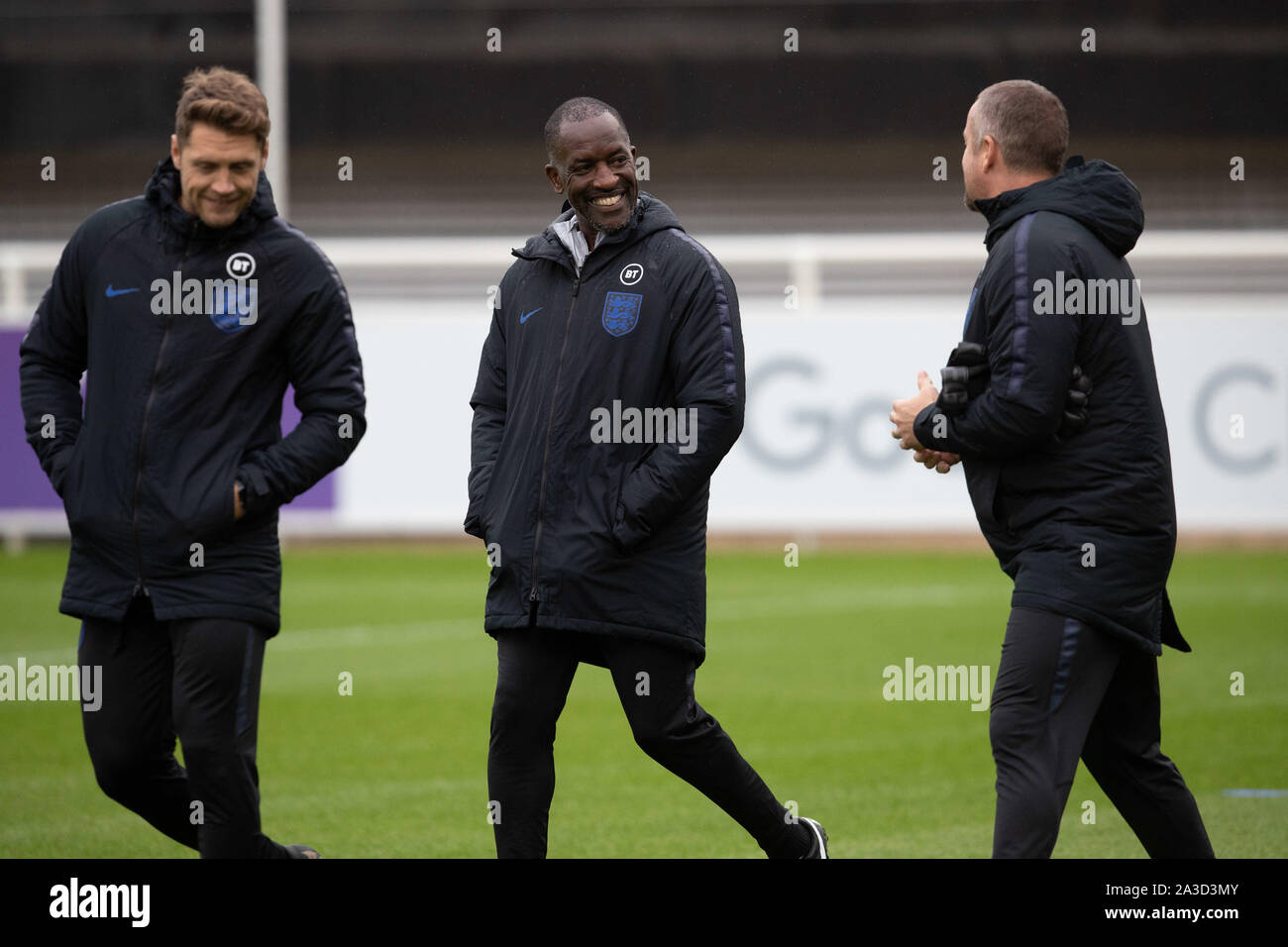 Burton Upon Trent, Großbritannien. 07 Okt, 2019. England Trainer Chris Powell l während der Ausbildung vor der England UEFA EM-Qualifikationsspiel 2020 gegen die Tschechische Republik, in der St. George's Park am 7. Oktober 2019 in Burton-upon-Trent, England. Credit: PHC Images/Alamy leben Nachrichten Stockfoto