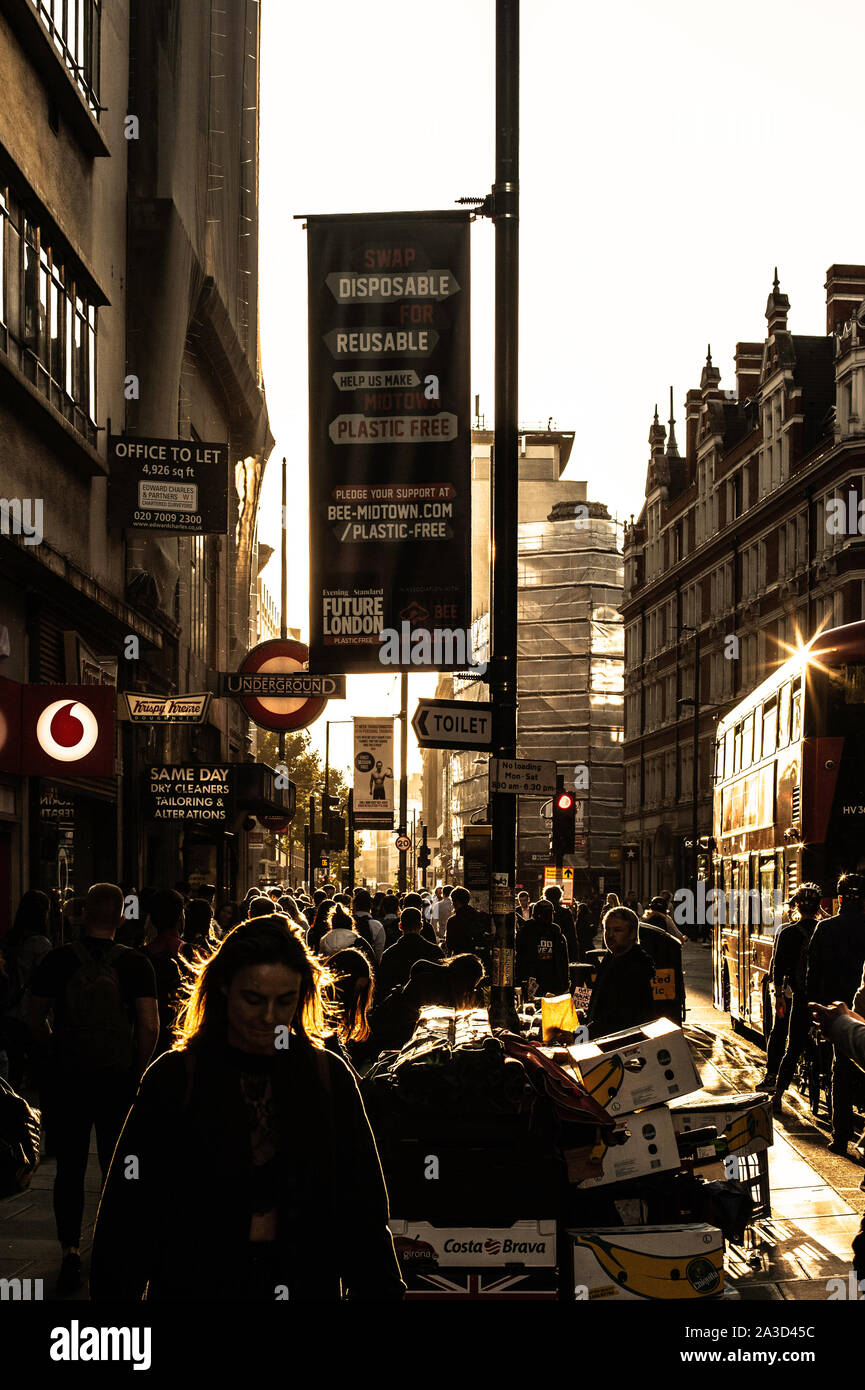 Einer belebten Hauptstraße in Holborn, London, England, UK. Stockfoto