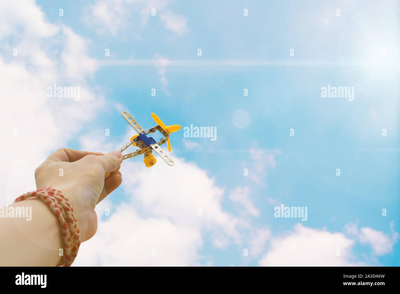 Nahaufnahme Foto von der Hand des Menschen holding Spielzeug Flugzeug gegen den blauen Himmel Stockfoto