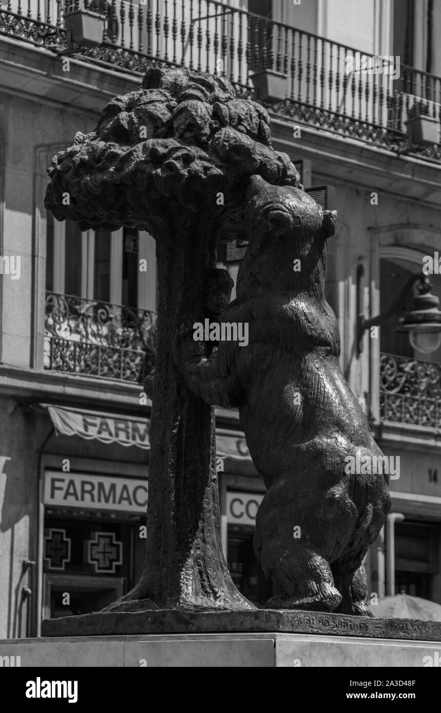 Ein schwarz-weißes Bild der kultigen Bären Statue in Puerta del Sol (Madrid). Stockfoto