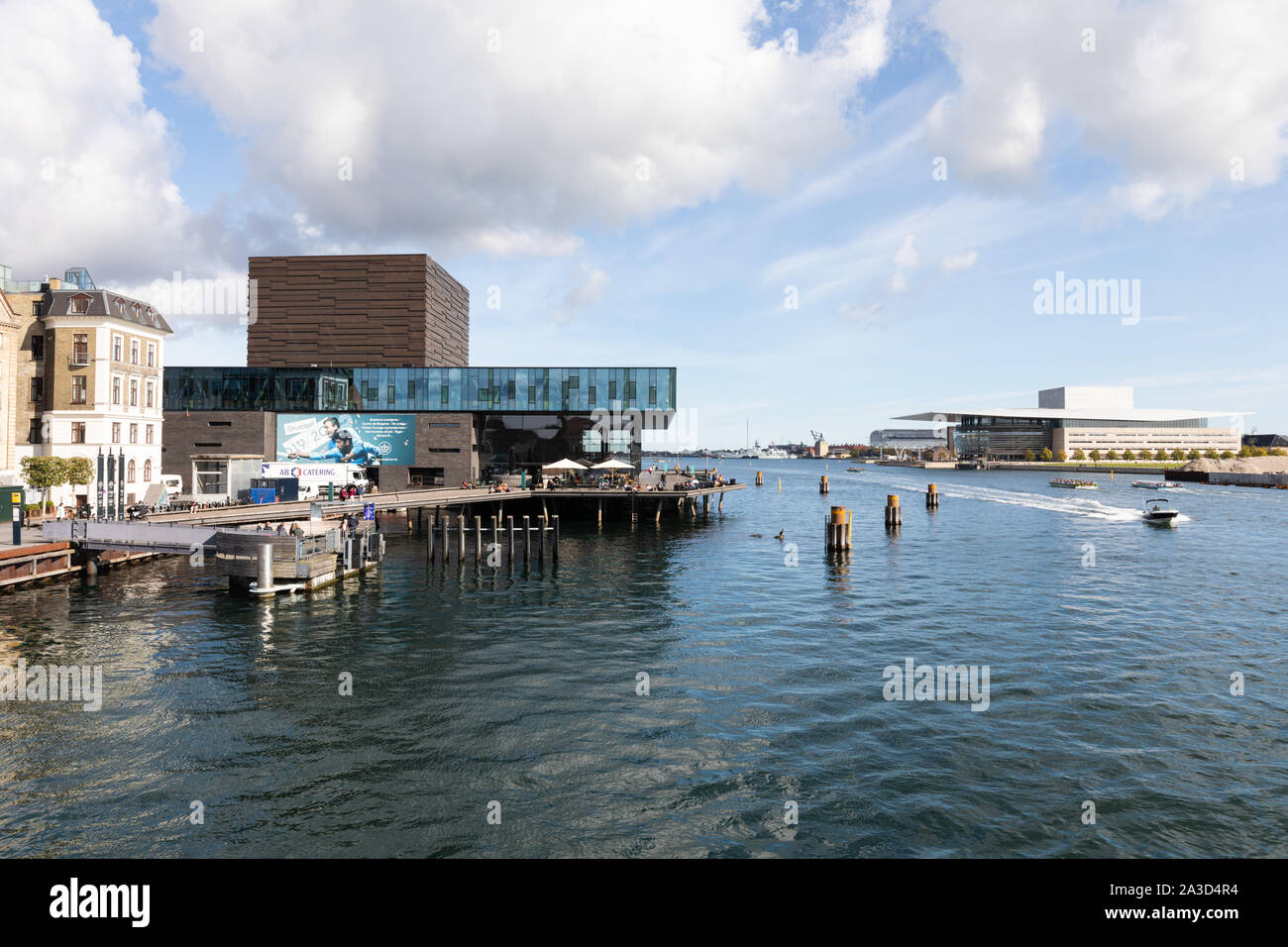 Kopenhagen, Dänemark: Royal Danish Playhouse (Skuespilhuset) links, und Kopenhagen Opera House (operaen) rechts, am Hafen. Stockfoto