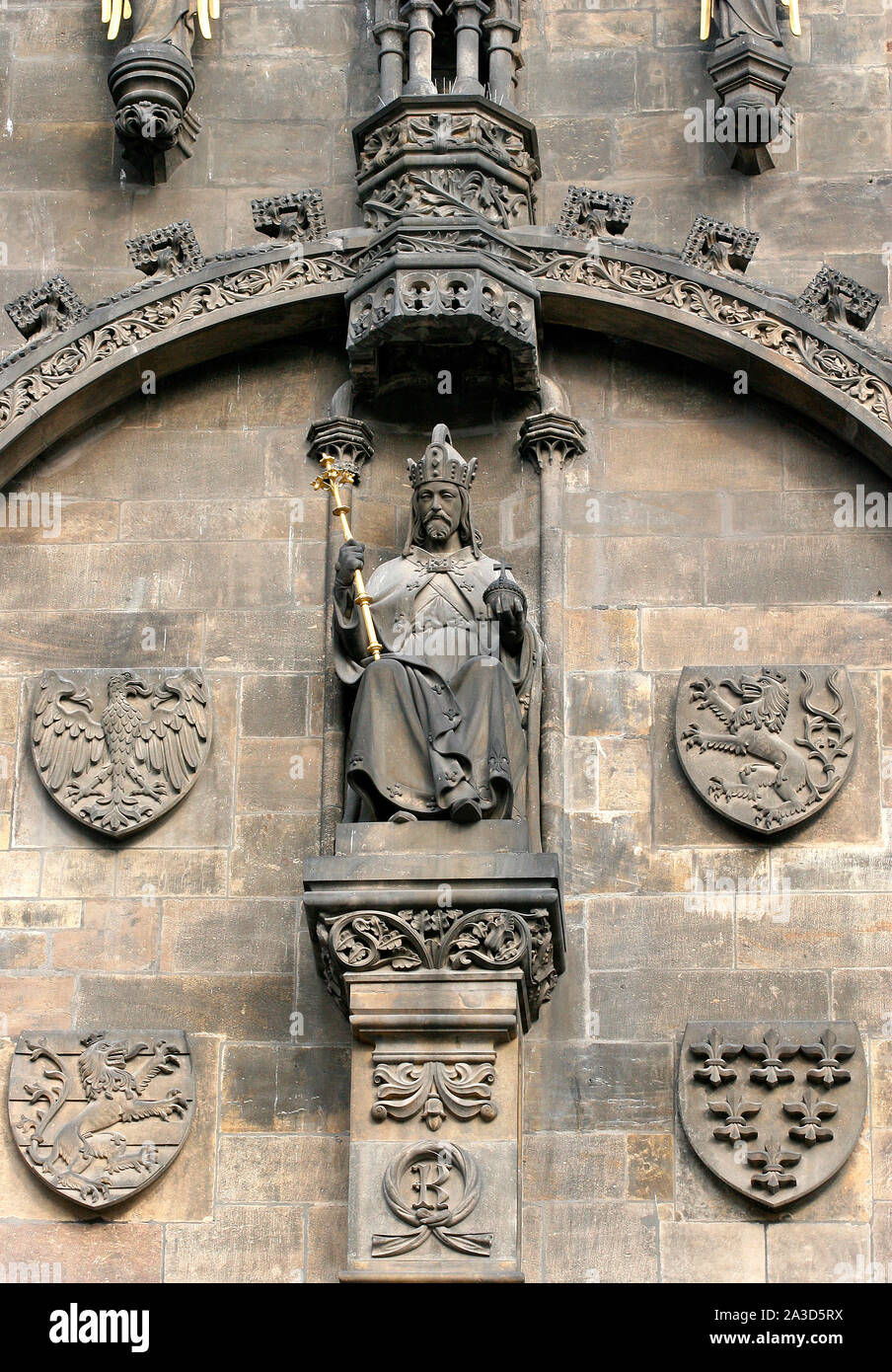Kaiser des Heiligen Römischen Reiches Karl IV. (1316-1378). Statue auf dem Pulverturm. Prag, Tschechische Republik. Stockfoto