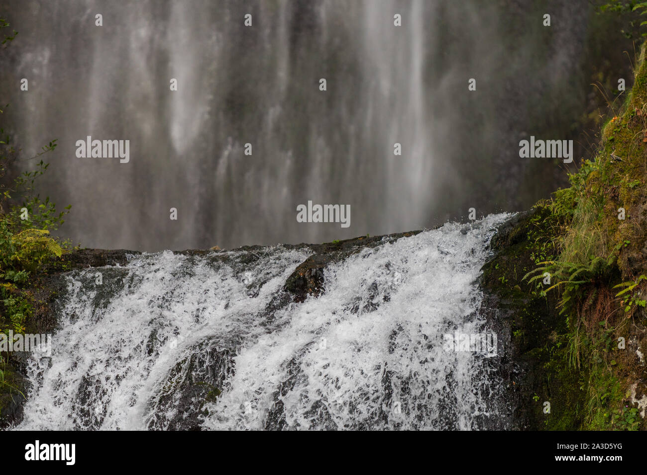 Oberen Teil der unteren Stufe der Multnomah Wasserfall bei Multnomah Creek in der Columbia River Gorge, Oregon Stockfoto