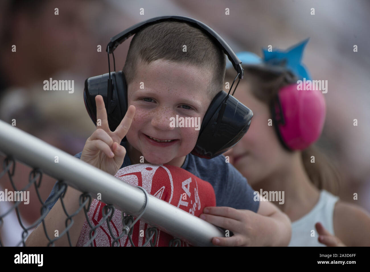 Concord, North Carolina, USA. 30 Sep, 2019. Fans jubeln für die Bank von Amerika ROVAL 400 bei Charlotte Motor Speedway in Concord, North Carolina. (Bild: © Stephen A. Arce/ASP) Stockfoto