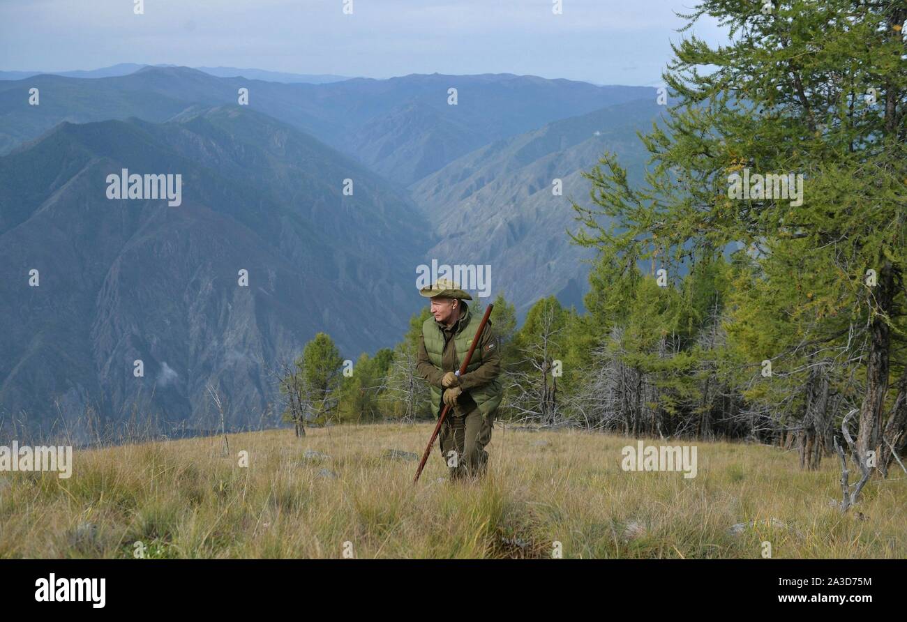 Sibirien, Russland. 06. Oktober 2019. Der russische Präsident Wladimir Putin Wanderungen in der sibirischen Taiga forest in der Nähe der mongolischen Grenze bei einem Geburtstag pause Oktober 6, 2019 im südlichen Sibirien, Russland. Putin wird 67 Jahre alt am 7. Oktober. Credit: Alexei Druzhinin/ Kreml Pool/Alamy leben Nachrichten Stockfoto