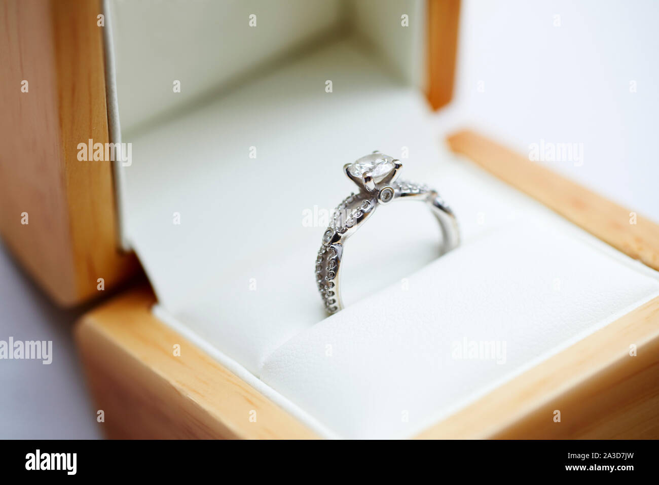 Diamond Engagement Ring in der Holz- Display Box Stockfoto