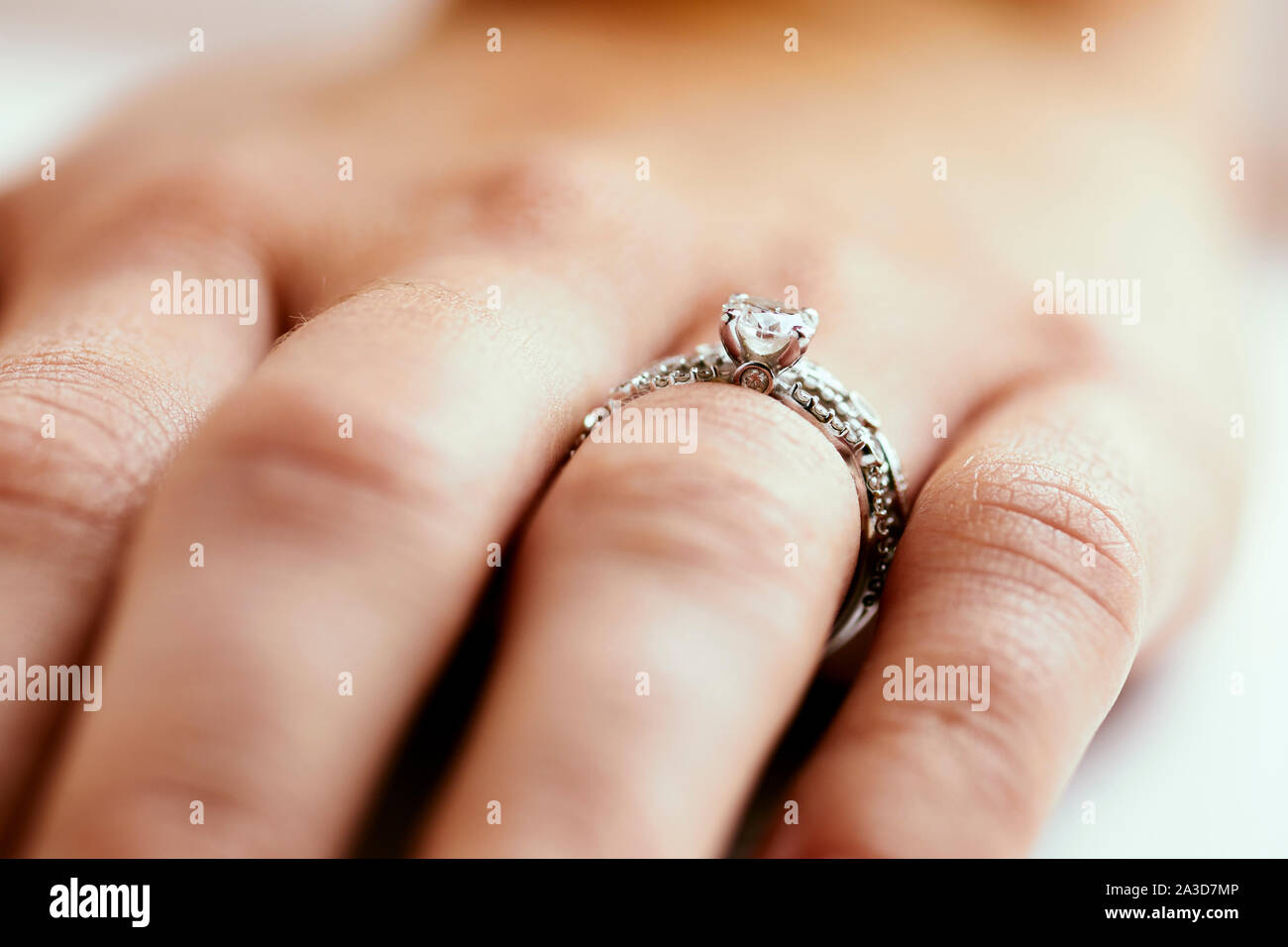 Mädchen mit Diamond Engagement Ring Stockfoto