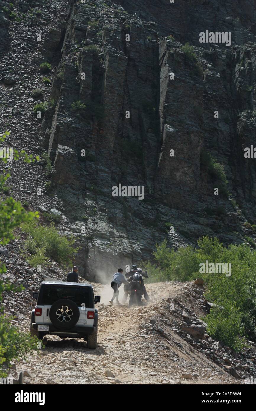 Helfen ein Motorradfahrer entlang einer Jeep Offroad Trail Stockfoto