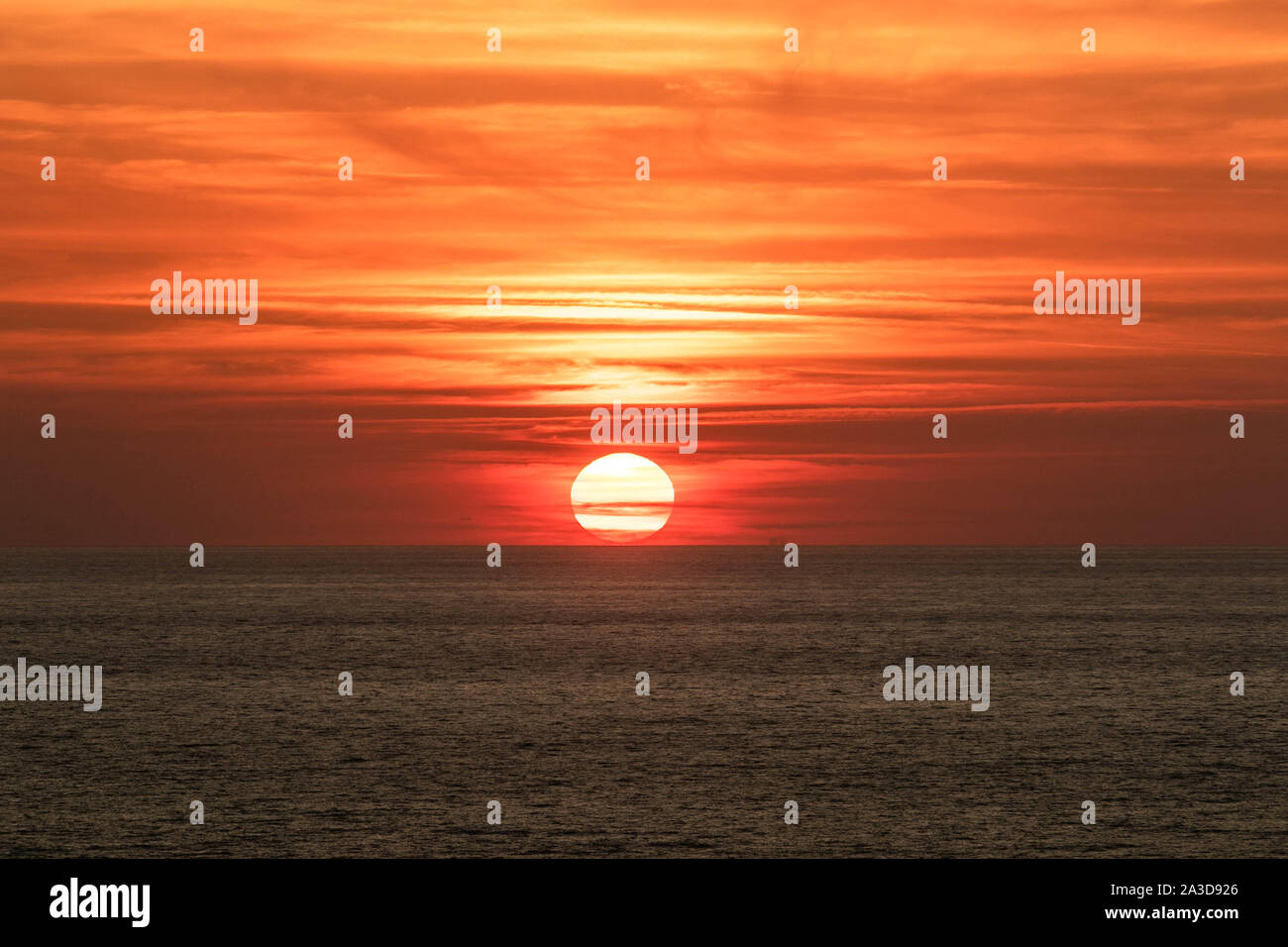 Beirut, Libanon. 7 Okt, 2019. Sonnenuntergang über dem Mittelmeer in Beirut. Credit: Amer Ghazzal/SOPA Images/ZUMA Draht/Alamy leben Nachrichten Stockfoto