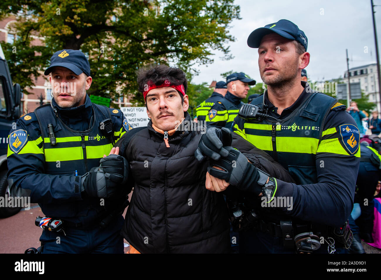 Ein XR Aktivist festgehalten wird während des Protestes. Für 2 Wochen, Aussterben Rebellion und verwandter Bewegungen werden in den großen Städten auf der ganzen Welt sammeln und weiterhin rebellieren gegen die Regierungen der Welt für ihre kriminellen Untätigkeit auf das Klima und die ökologische Krise zu. XR Klima Aktivisten in Amsterdam werden eine große Blockade über mehrere Tage auf der Museumbrug zu organisieren, vor dem Rijksmuseum. Von früh am Morgen, Hunderte von XR Aktivisten auf der Brücke, wo es eine sichtbare Polizeipräsenz. Die Umweltorganisation aussterben Rebellion will die Niederländische Stockfoto