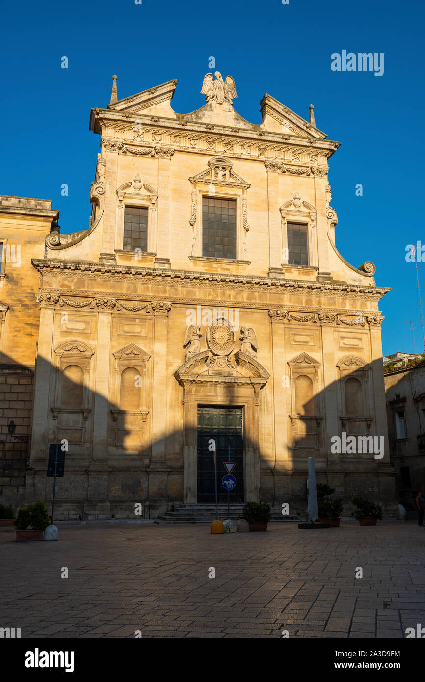 Am frühen Morgen Sonne auf der Fassade der Chiesa del Gesù (Kirche Jesu) in Piazzetta Sigismondo Castromediano in Lecce, Apulien (Puglia) im südlichen Italien Stockfoto