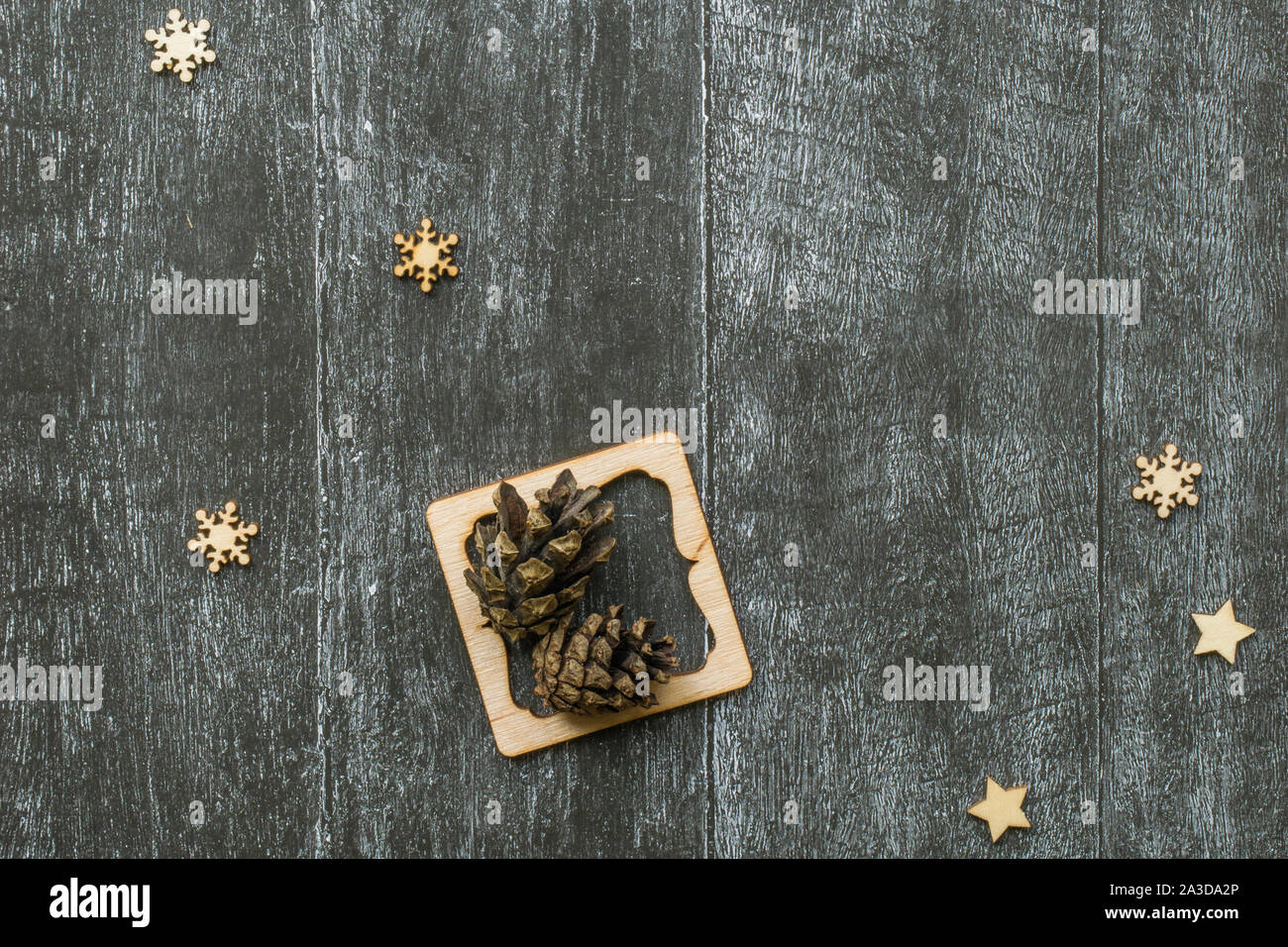 Weihnachten Hintergrund mit dekorativen Zusammensetzung von Holzrahmen, Pine Cone und Schneeflocken auf Holzbrett. Frohes neues Jahr. Karte. Kopieren Sie Platz. Stockfoto