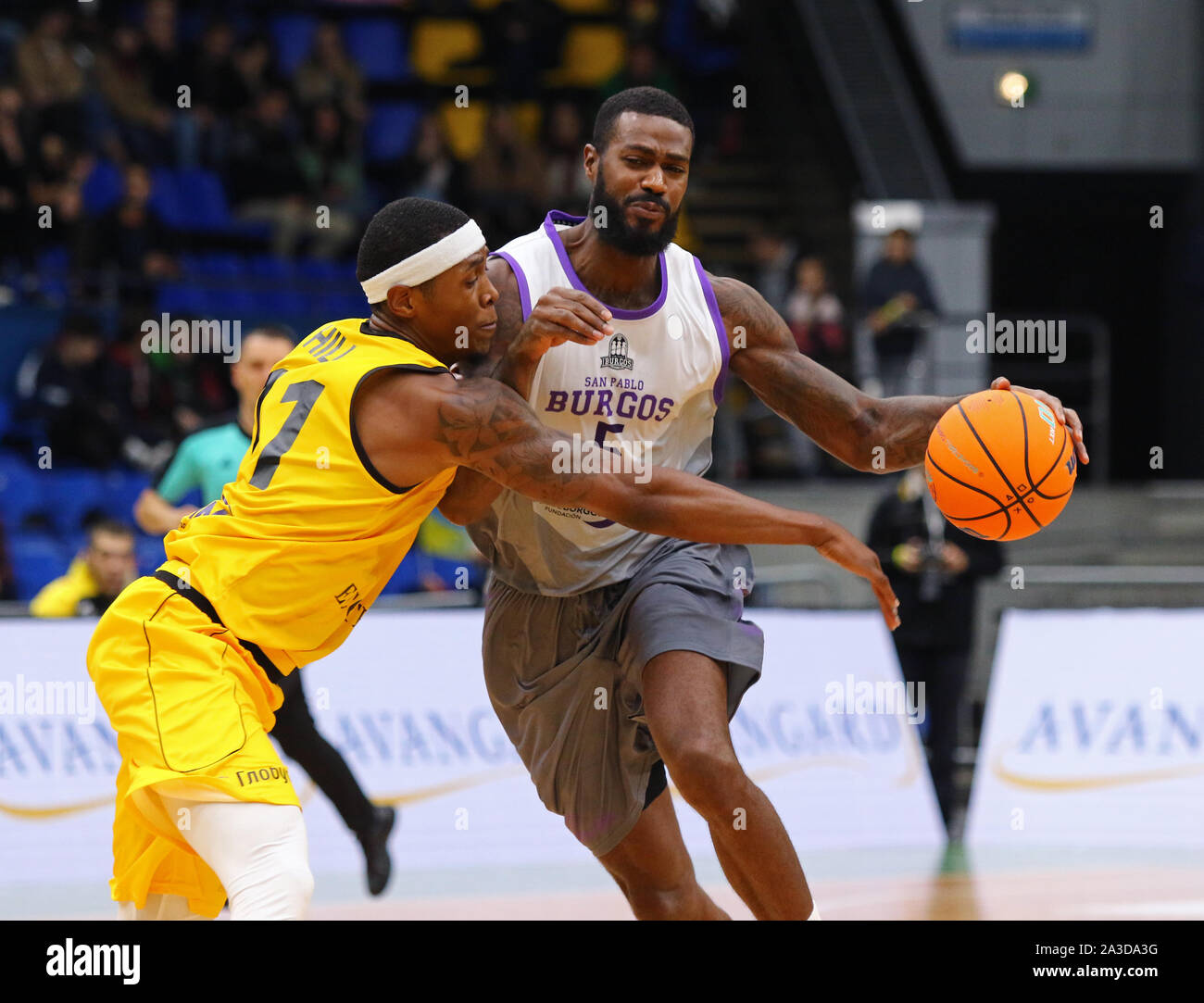 Kiew, Ukraine - 26. SEPTEMBER 2019: Kyndahl Hügel von BC Kiew Warenkorb (L) kämpft für eine Kugel mit Earl Clark von San Pablo Burgos während ihrer FIBA Basketball Champions League Qualifier Spiel Stockfoto