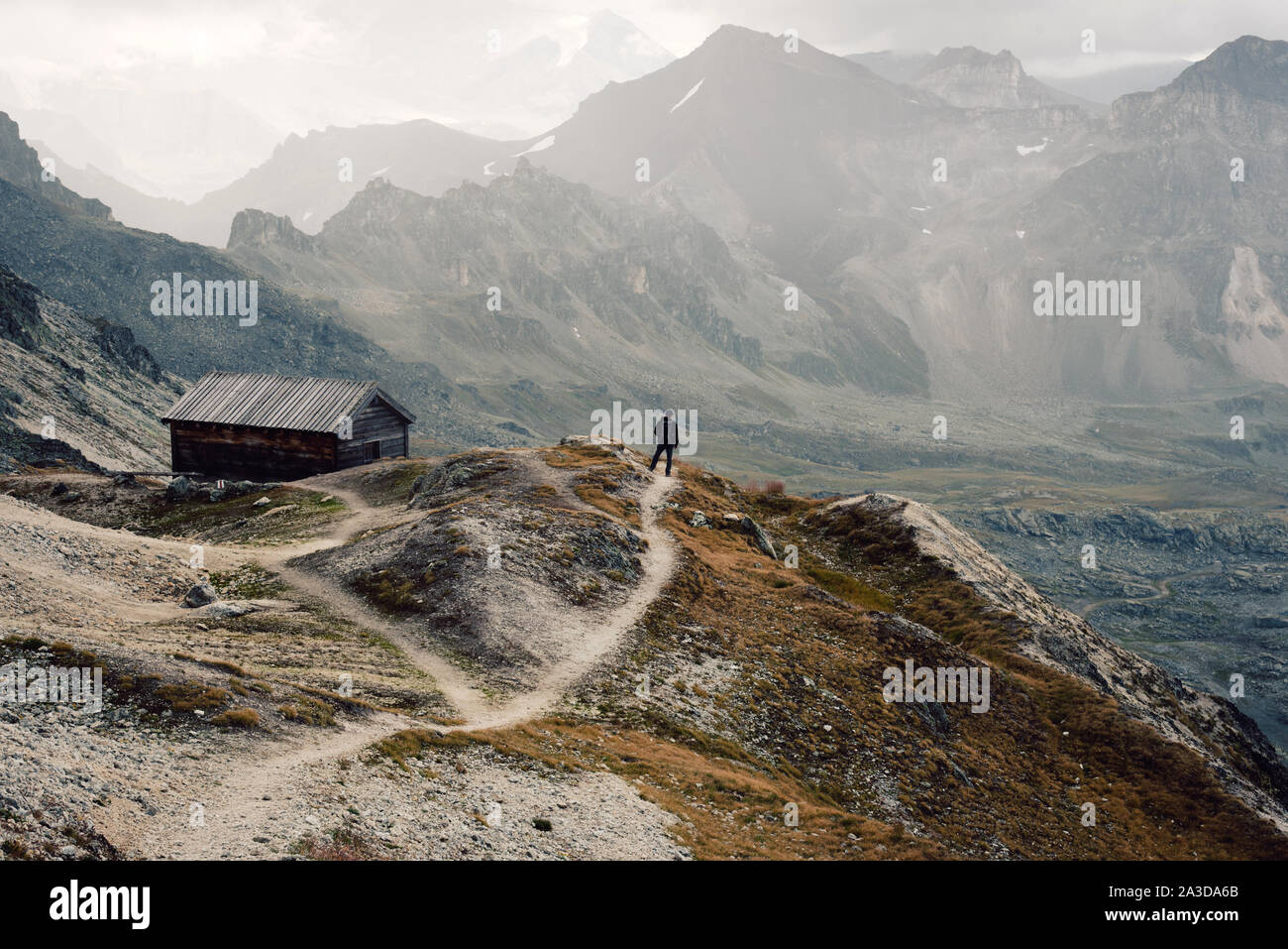 Blick auf den wunderschönen Moody Landschaft in den Alpen. Stockfoto