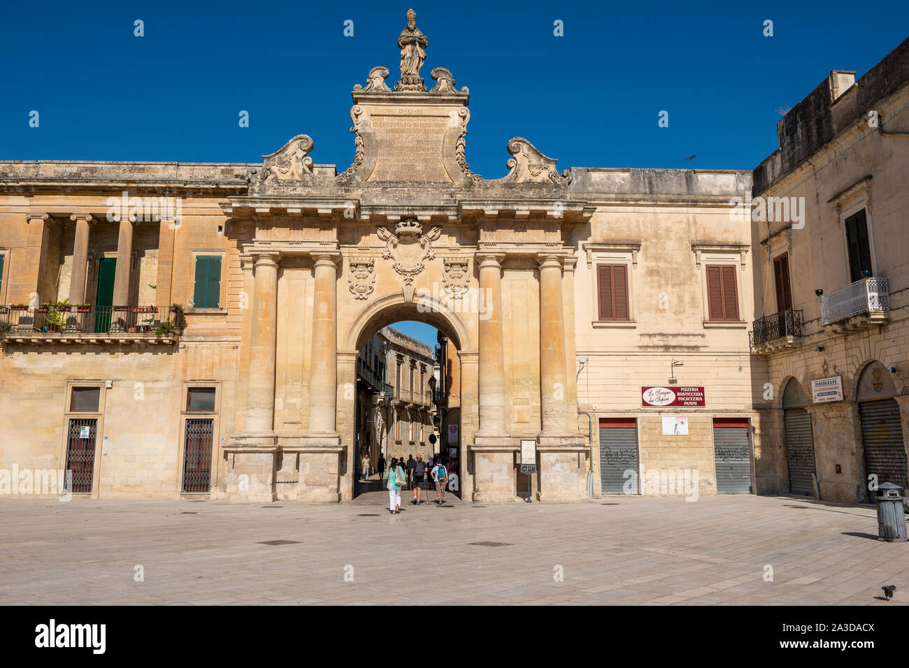 Porta San Biagio (Tor des heiligen Blasius) auf der Piazza d'Italia in Lecce, Apulien (Puglia) im südlichen Italien Stockfoto