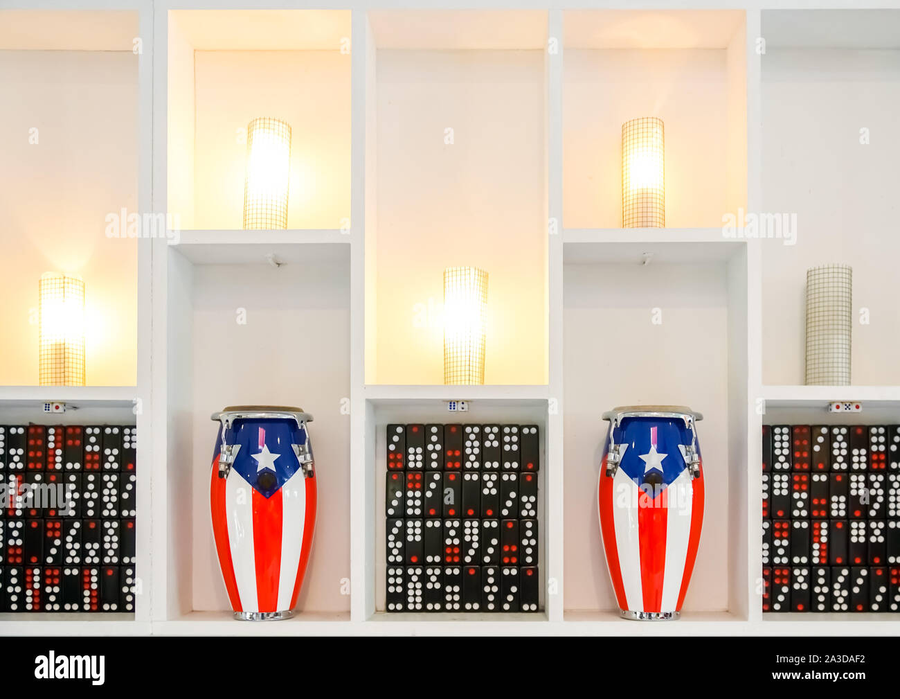Display mit Puerto Rican Flag Drums und Domino. Stockfoto