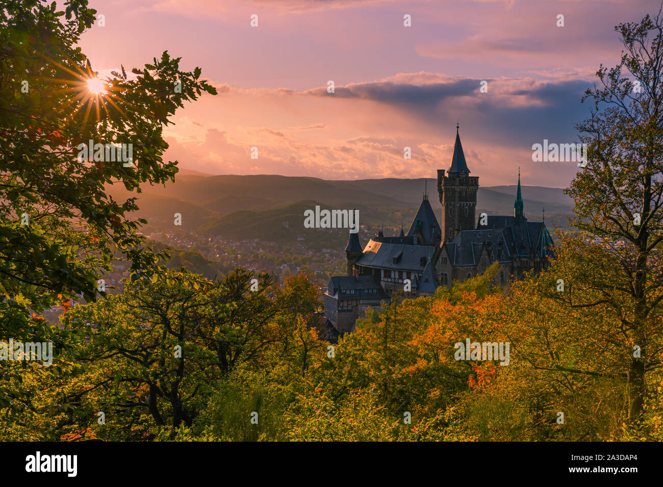 Das Schloss Wernigerode bei Sonnenuntergang. Wernigerode ist eine Stadt im Landkreis Harz, Sachsen-Anhalt, Deutschland. Stockfoto