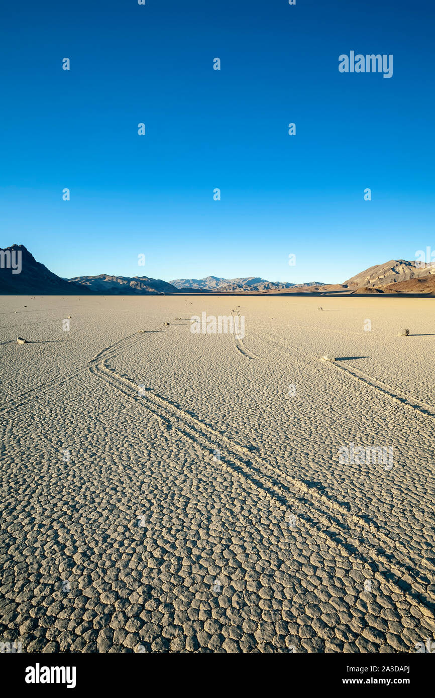 Felsen und Tracks, The Racetrack, Death Valley Nationalpark, Kalifornien USA Stockfoto