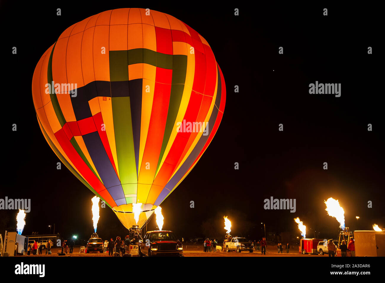 Heißluftballon in der Nacht,'Glow bei den Felsen', Red Rock Balloon Rally, Gallup, New Mexico USA Stockfoto