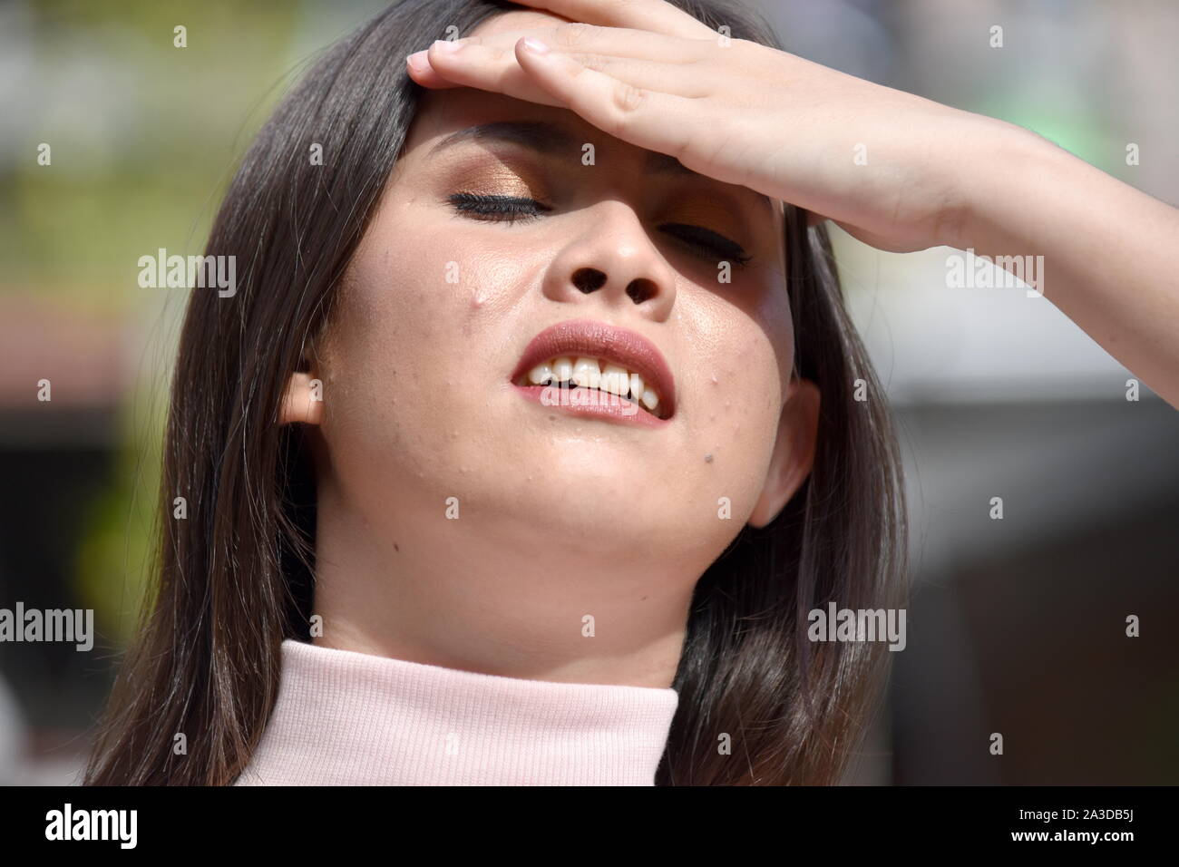 Eine attraktive asiatische Frau mit Fieber Stockfoto