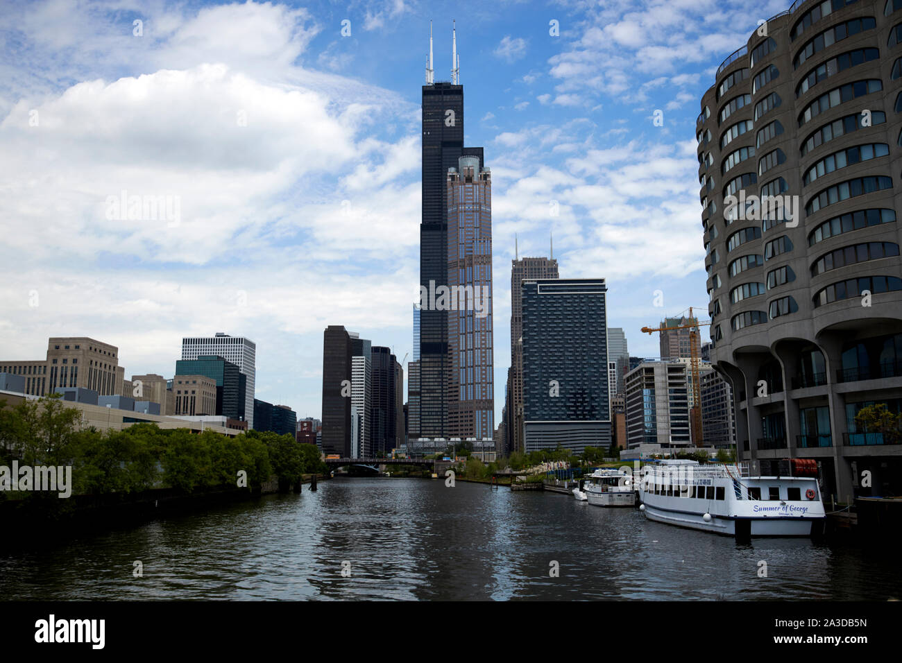 Chicago River und Willis Tower Blick vom River City South Bank Chicago Illinois Vereinigte Staaten von Amerika Stockfoto