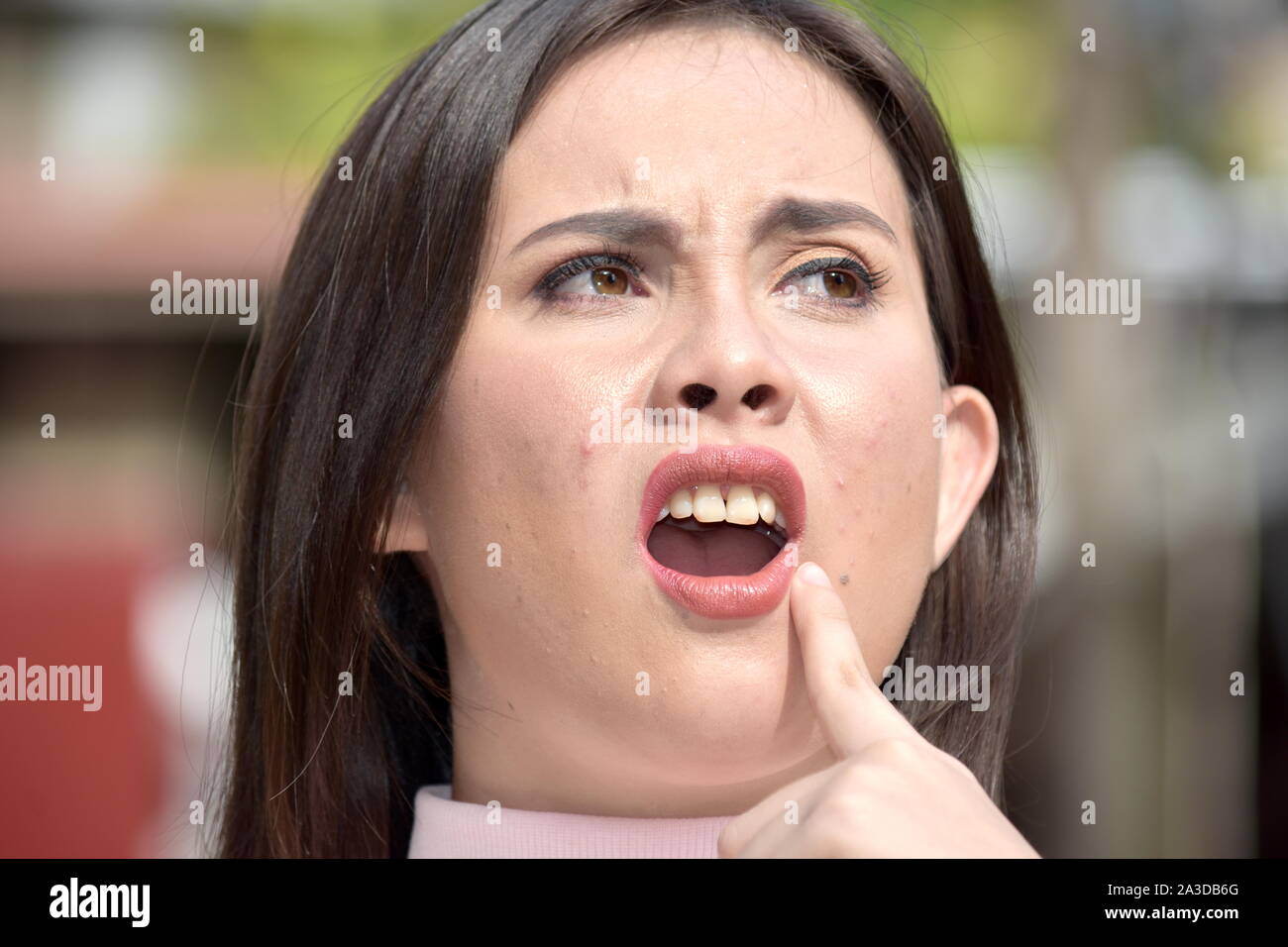 Eine Frau mit Zahnschmerzen Stockfoto