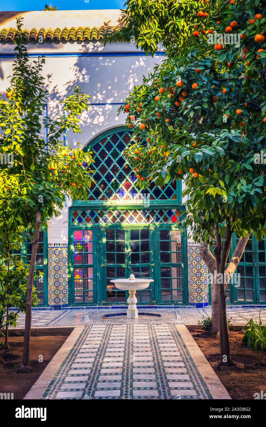 Kleine weiße Fontaine unter Orangenbäumen von Jardin Majorelle, Marrakech, Marokko Stockfoto