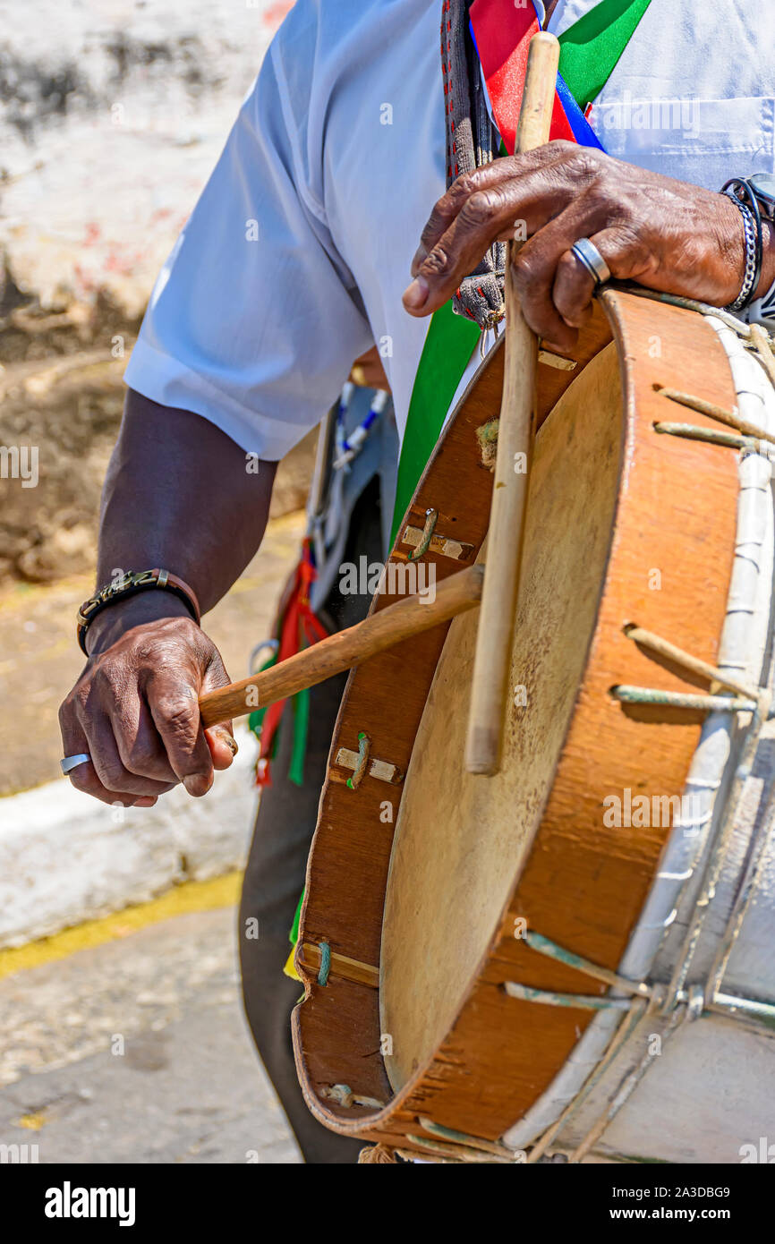 Ethnischen Trommeln in religiösen Festival in Lagoa Santa, Minas Gerais in der Nähe der Feuer verwendet, so dass das Leder dehnen und der Klang des Instruments einstellen. Stockfoto