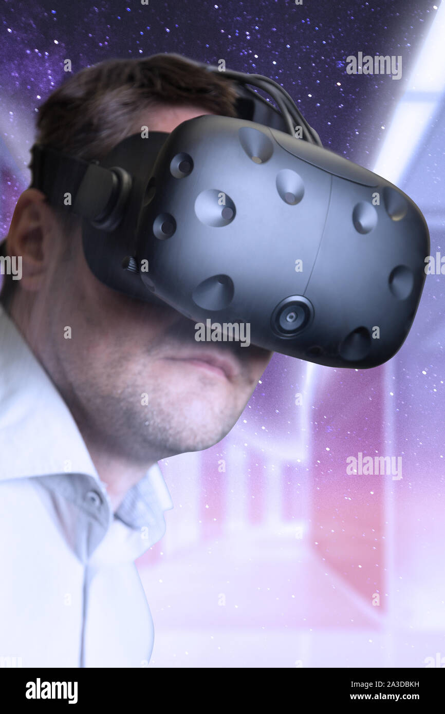 Mann mit einem Virtual reality Headset und ein Spiel spielen Stockfoto