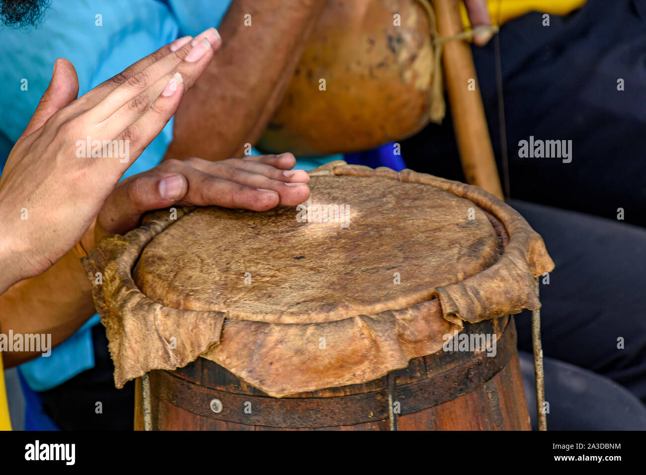 Ethnischen Trommeln in religiösen Festival in Lagoa Santa, Minas Gerais in der Nähe der Feuer verwendet, so dass das Leder dehnen und der Klang des Instruments einstellen. Stockfoto