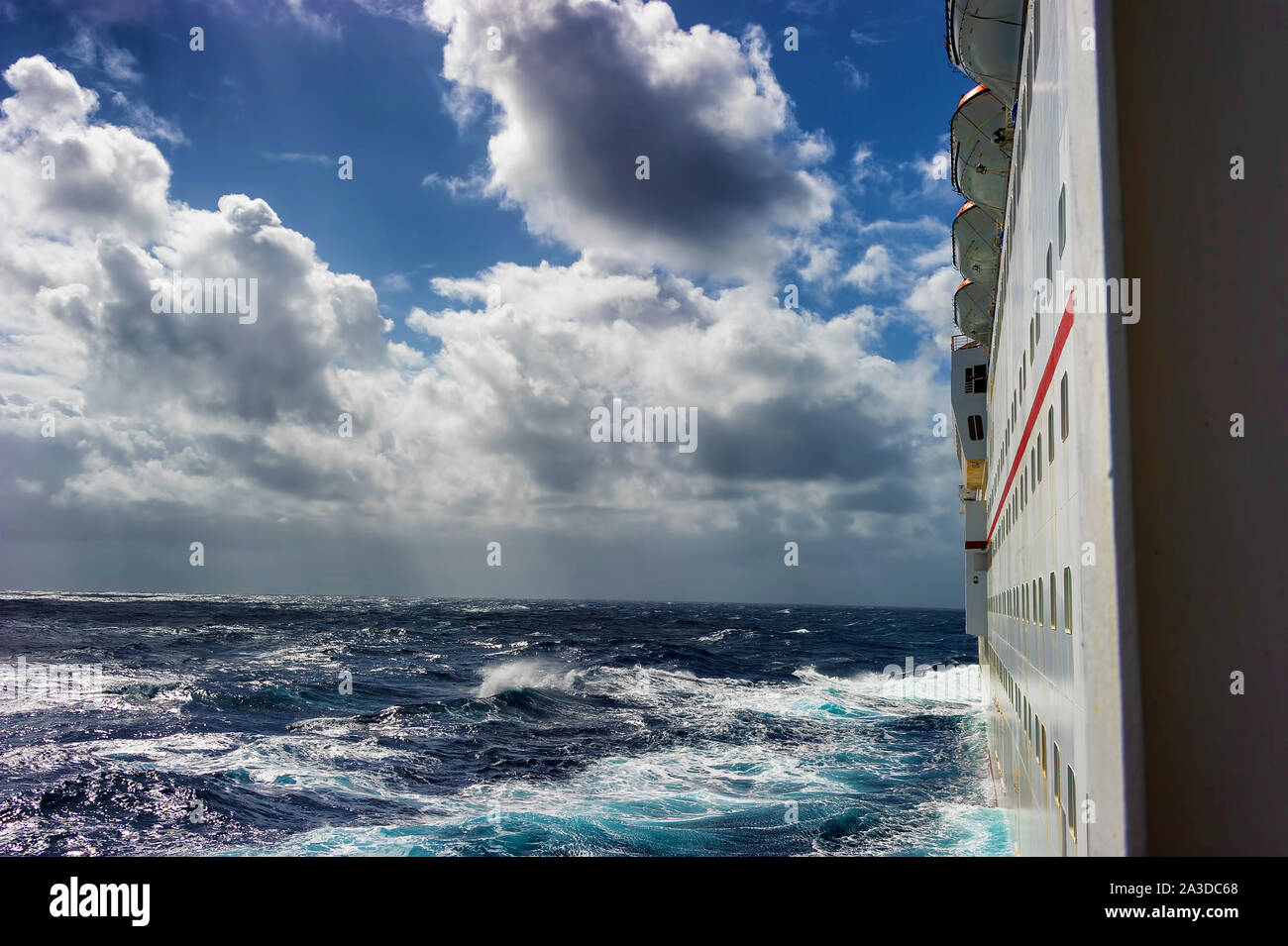 Stürmischen Himmel und Wasser in dieser Ansicht von einem Kreuzfahrtschiff Kabine Balkon. Stockfoto