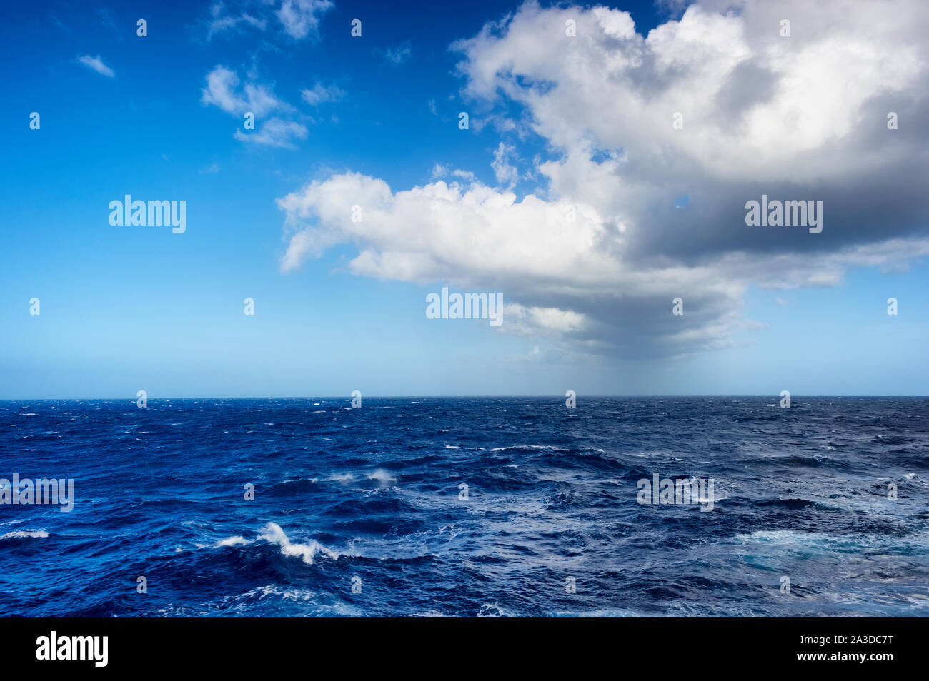 Hintergrundbild des Atlantischen Ozean mit wolkenformationen am Himmel Stockfoto