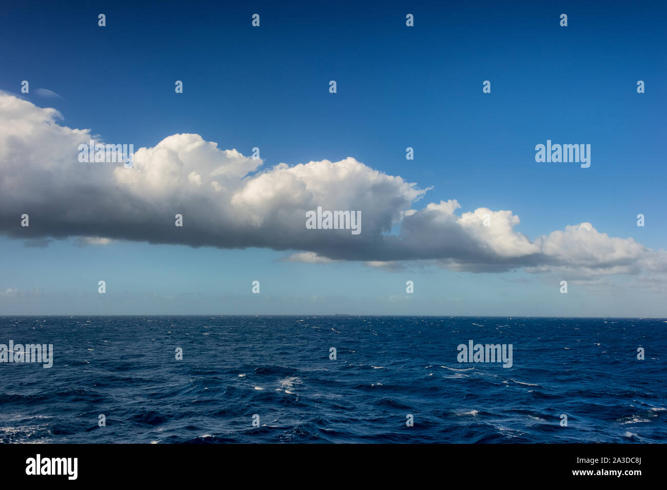 Hintergrundbild des Atlantischen Ozean mit wolkenformationen am Himmel Stockfoto