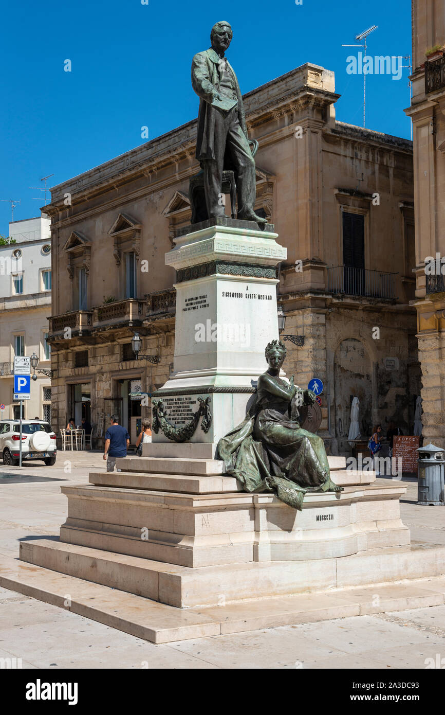 Statue von Sigismondo Castromediano, italienischer Patriot, Archäologe und Historiker, in der Piazza Castromediano, Lecce, Apulien (Puglia) im südlichen Italien Stockfoto