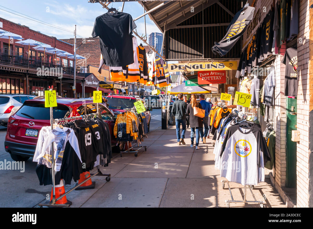 Leute, die vor einem Geschäft auf Penn Avenue in die Strip Gegend, die verkauft, Pittsburgh ähnliche Kleidung und Gegenstände, Pittsburgh, Pennsylvania, USA Stockfoto