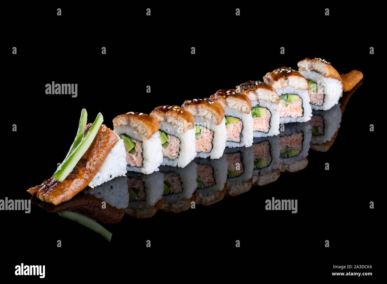 Sushi Dragon mit Aal und Avocado auf einem schwarzen Hintergrund mit Reflexion. Stockfoto