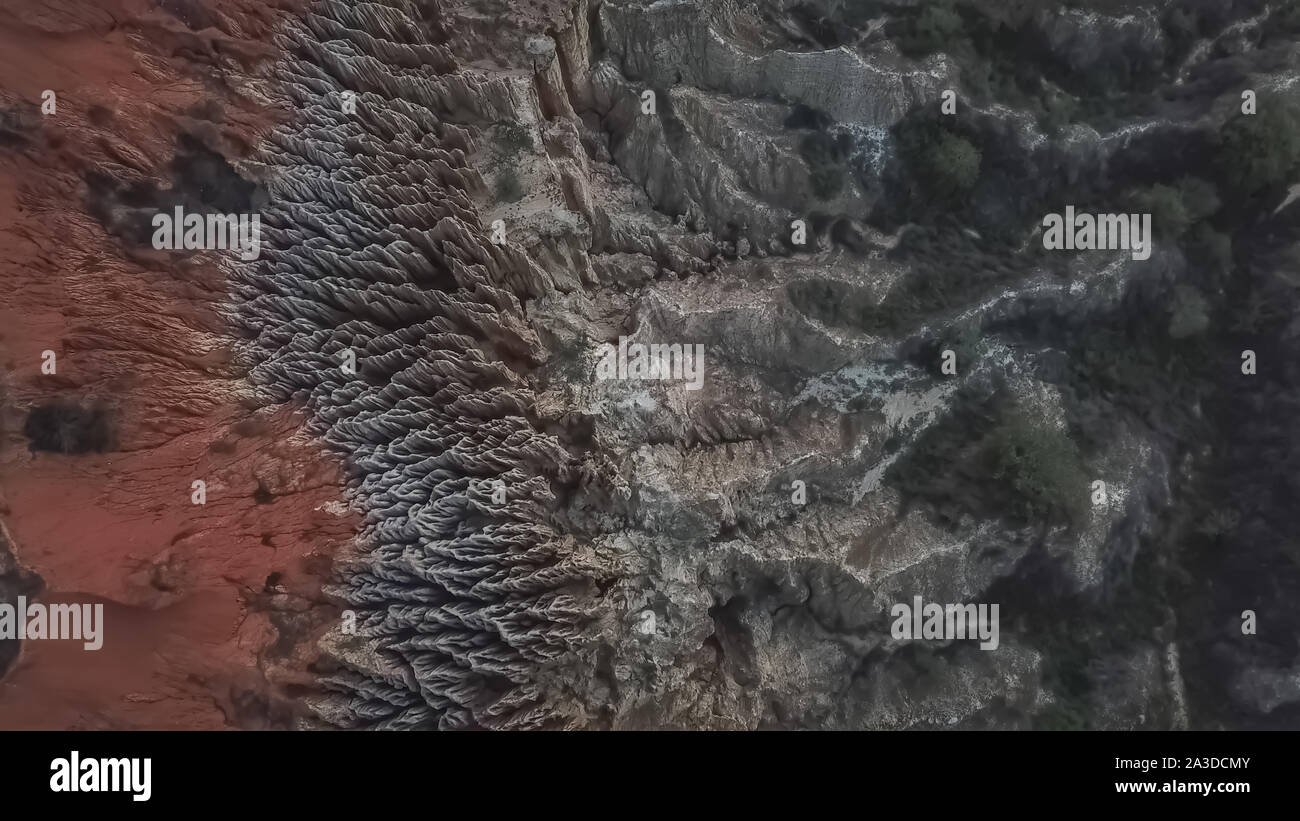 Luftaufnahme von einer Drohne, mit seltenen geologischen Phänomen, Klippen von Tonigen Lehm mit Erosion, seltsame Formen, Lokal "Miradouro Da Lua, in Angola Stockfoto