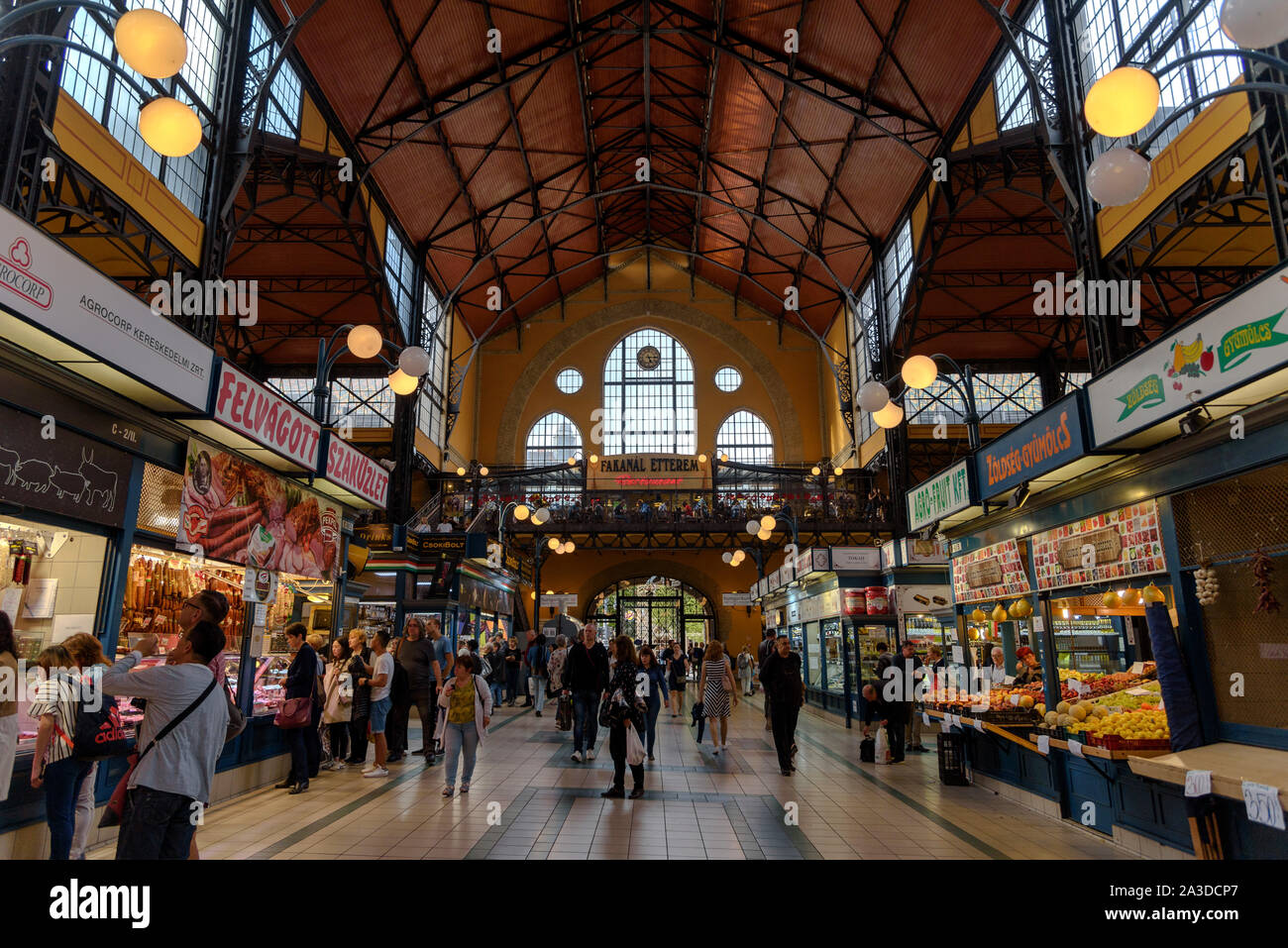 Suchen Sie auf dem berühmten Fakanal Restaurant in der großen Markthalle in Budapest, Ungarn Stockfoto